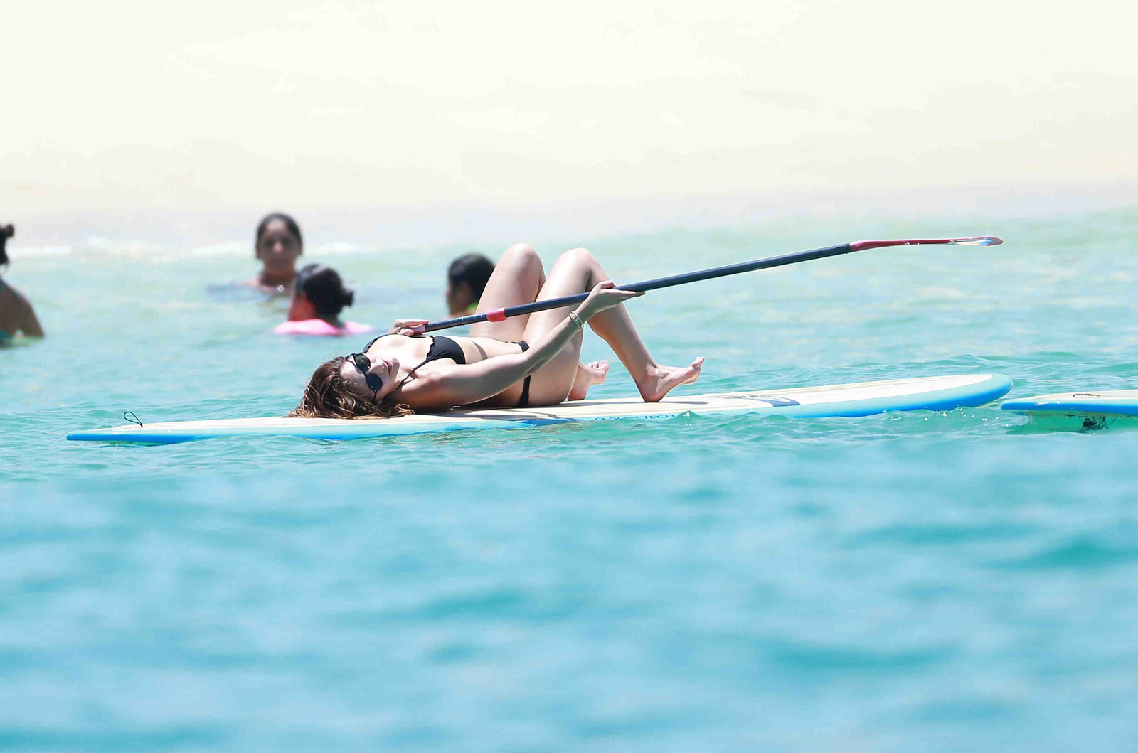 Кэтрин МакФи нежится под солнцем на пляже Кабо-Сен-Лукас (31.07.2015) .