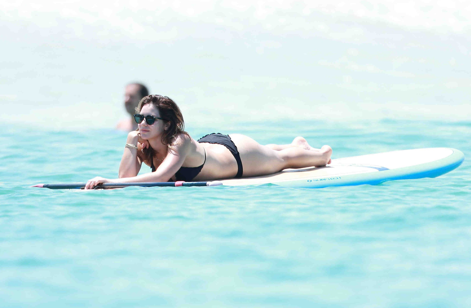 Кэтрин МакФи нежится под солнцем на пляже Кабо-Сен-Лукас (31.07.2015) .