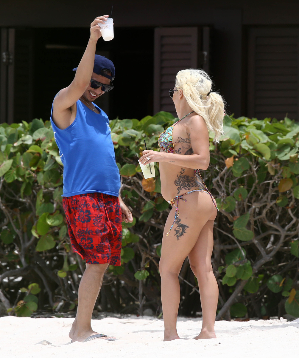Леди Гага в пестром купальнике на Багамах