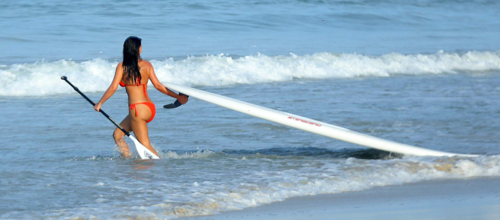 Ким Кардашьян покоряет серфинг в алом бикини