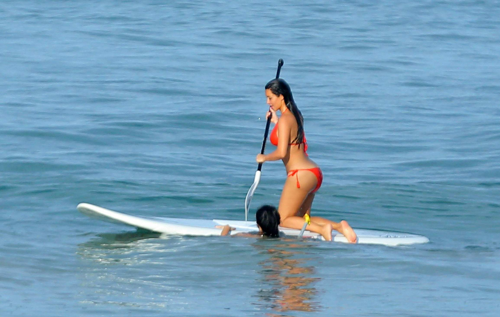 Ким Кардашьян покоряет серфинг в алом бикини (21.08.2014) .