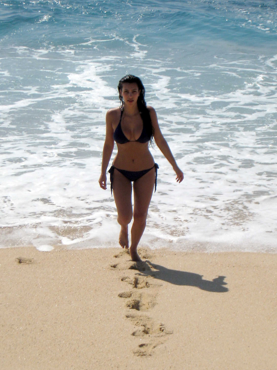 Ким Кардашьян резвится в море на пляже в Кабо-Сан-Лукас