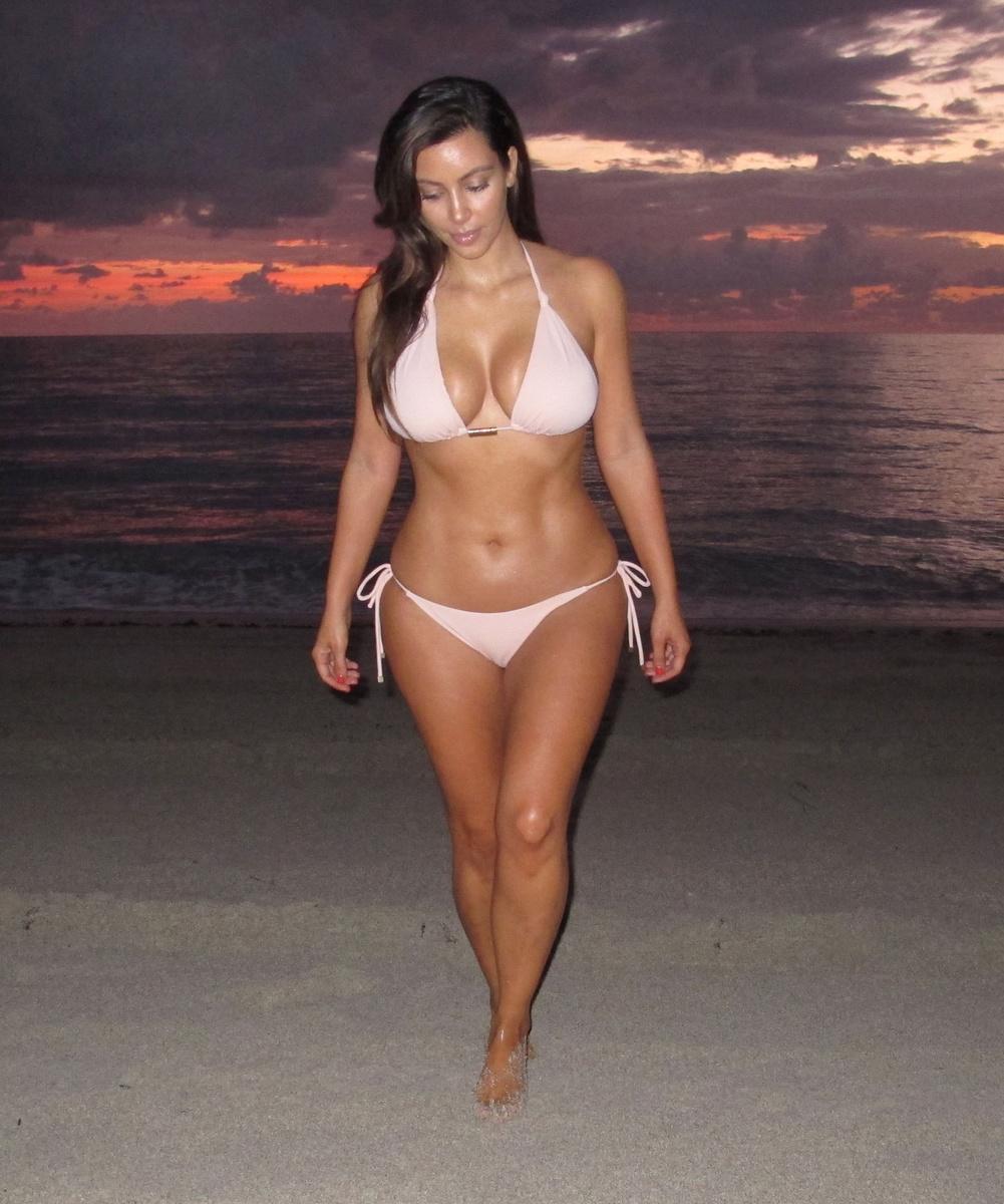 Утренние купания Ким Кардашьян в Майами