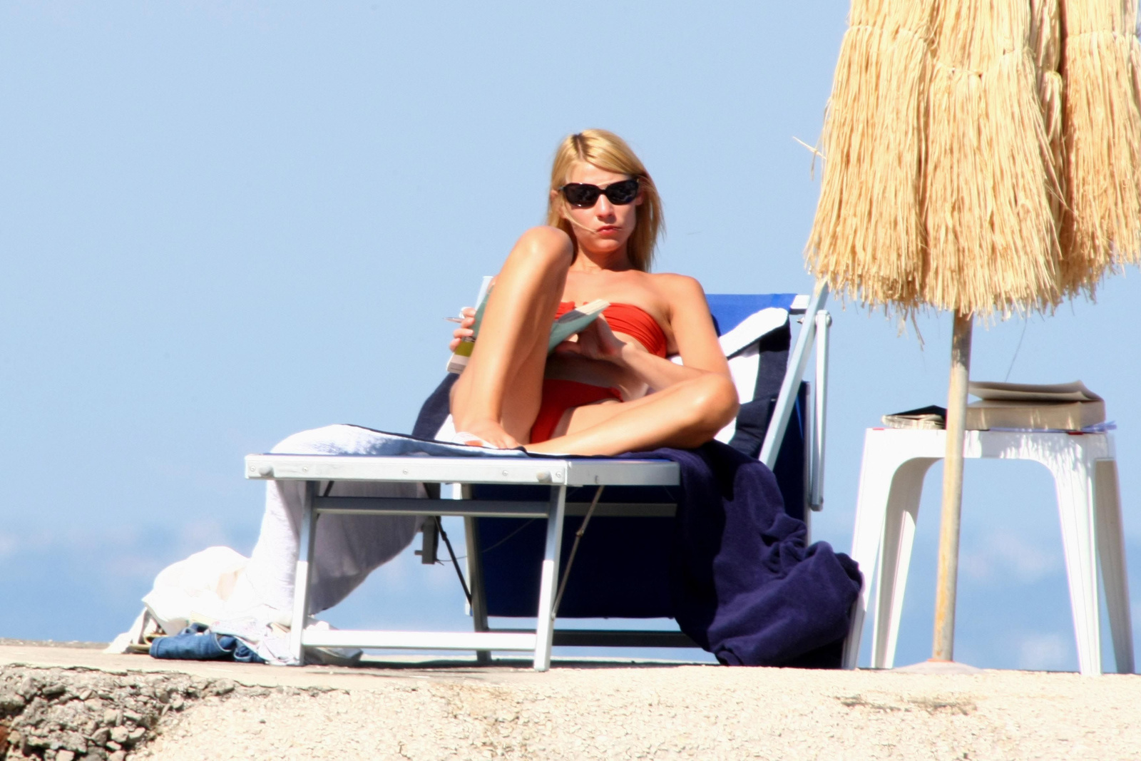 Клэр Дэйнс в красном купальнике на острове Искья (16.07.2008) .