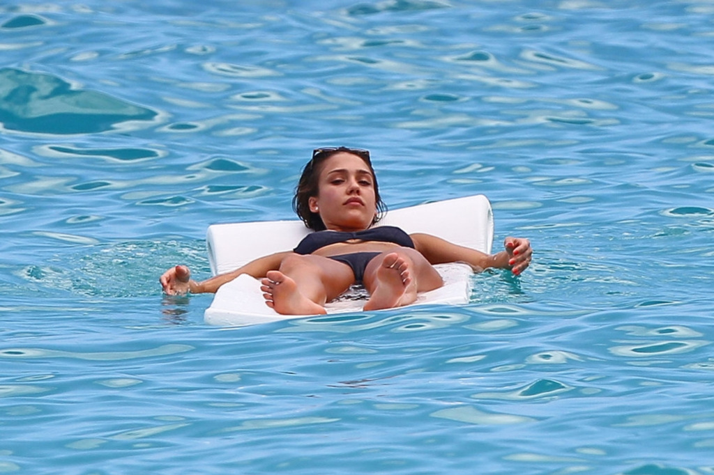 Джессика Альба в синем купальнике на острове Сен-Бартелеми (06.04.2013) .