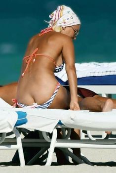 Лера Кудрявцева в полосатом купальнике на пляже