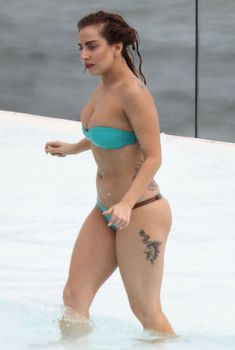Леди Гага в голубом купальнике развлекается в Бразилии