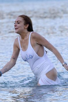 Линдси Лохан бесится на пляже