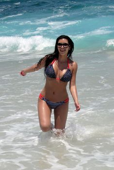 Ким Кардашьян резвится в море на пляже в Кабо-Сан-Лукас