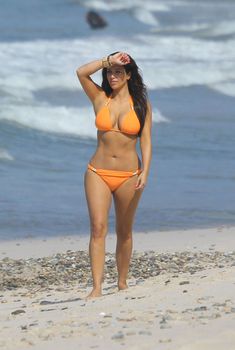 Ким Кардашьян в морковном купальнике на мексиканском пляже